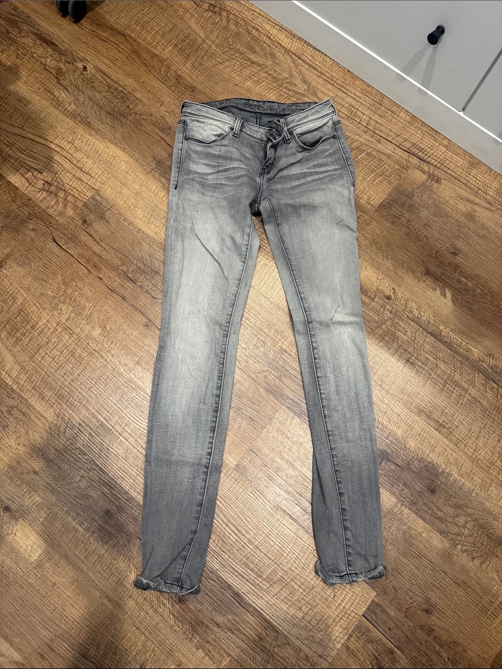 Buckle Women’s Skinny Jeans in Gray Fade